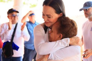 El emotivo abrazo de María Corina Machado con la madre de Dignora Hernández en Yaracuy (Video)