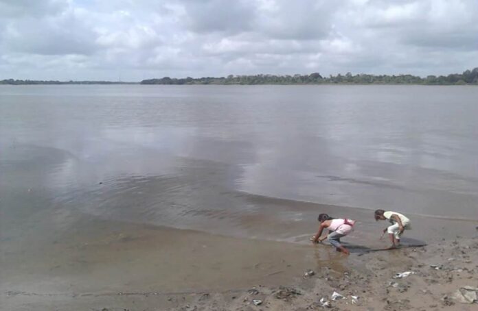 Niños waraos, expuestos a enfermedades por consumir agua de ríos contaminados