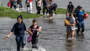 Peligro mortal: Gobernador de Texas lanzó importante advertencia a migrantes que cruzan el río Bravo (VIDEO)