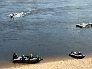 Con drones, lanchas y motos de agua intensifican labores de búsqueda del ciclista que cayó al río Caroní