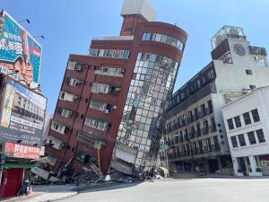 Una serie de fuertes terremotos provoca el derrumbe parcial de cuatro edificios en Taiwán