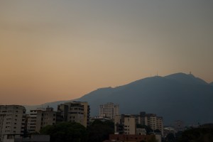 Humareda ocasionada por incendios cubrió gran parte de Caracas este #10Abr (Fotos)