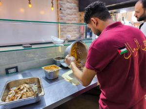 El shawarma más emblemático de Gaza triunfa en Egipto tras quedar destruido por la guerra