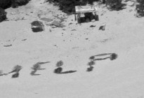 Los náufragos rescatados en una isla desierta tras escribir “Help” en la arena de una playa