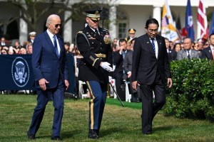 VIDEO: Captan a Biden caminando desorientado sobre el césped de la Casa Blanca durante visita del primer ministro japonés