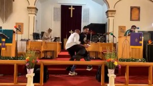“Dios atascó el arma”: intentan dispararle a pastor de Pensilvania durante pleno sermón transmitido en vivo (VIDEO)