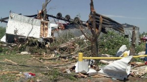 Hermanos salieron “volando” de su casa en Nebraska tras el paso de un tornado y sobrevivieron para contarlo