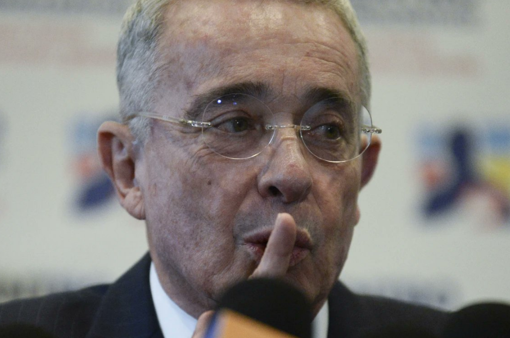 Álvaro Uribe se despachó contra Nicolás Maduro: Le deben dar asilo en el bobicomio