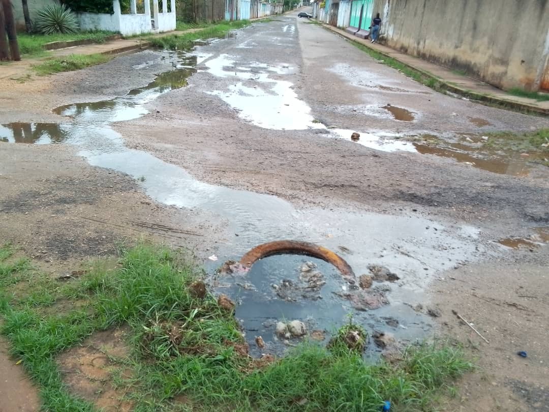 En medio de aguas piches sobreviven vecinos de Paramaconi al oeste de Maturín