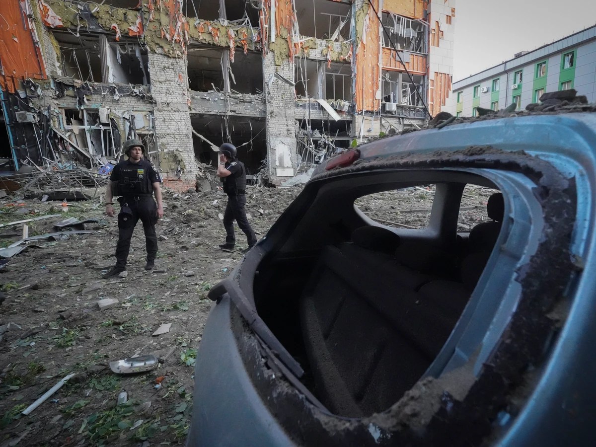 Asciende a doce el número de muertos en el ataque ruso contra un hipermercado en Járkov