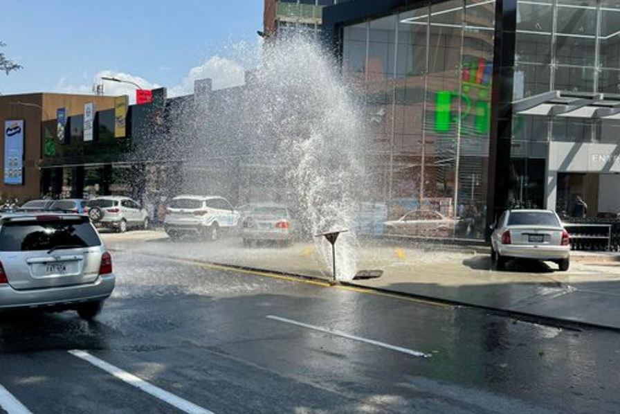 Vecinos reportaron rotura de tubería de agua en Chacao este #14May (Videos)