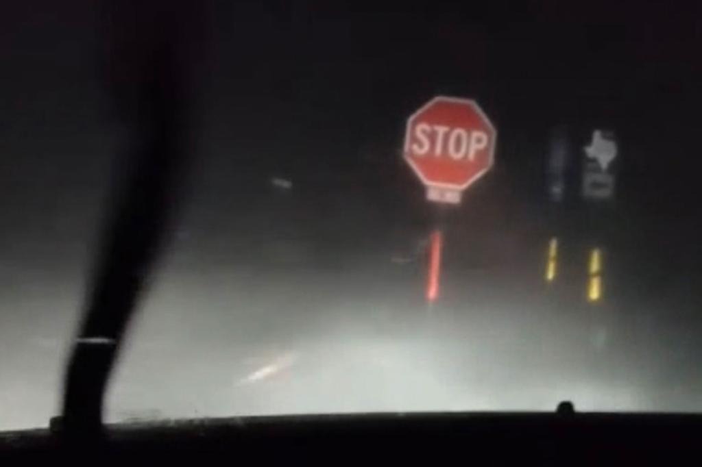 La terrible experiencia de dos mujeres al encontrarse con un tornado en medio de la noche en Texas (VIDEO)