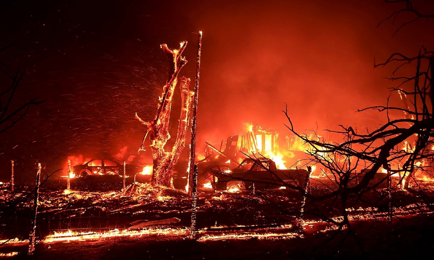 Incendios forestales en California dejan bomberos heridos, daños y evacuaciones (VIDEO)