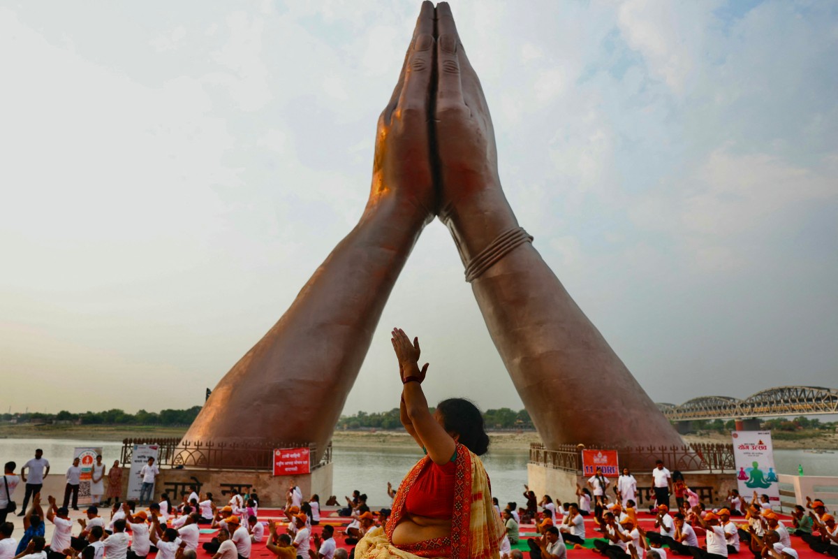 La guía de yoga del primer ministro de la India para mejorar la salud física y mental