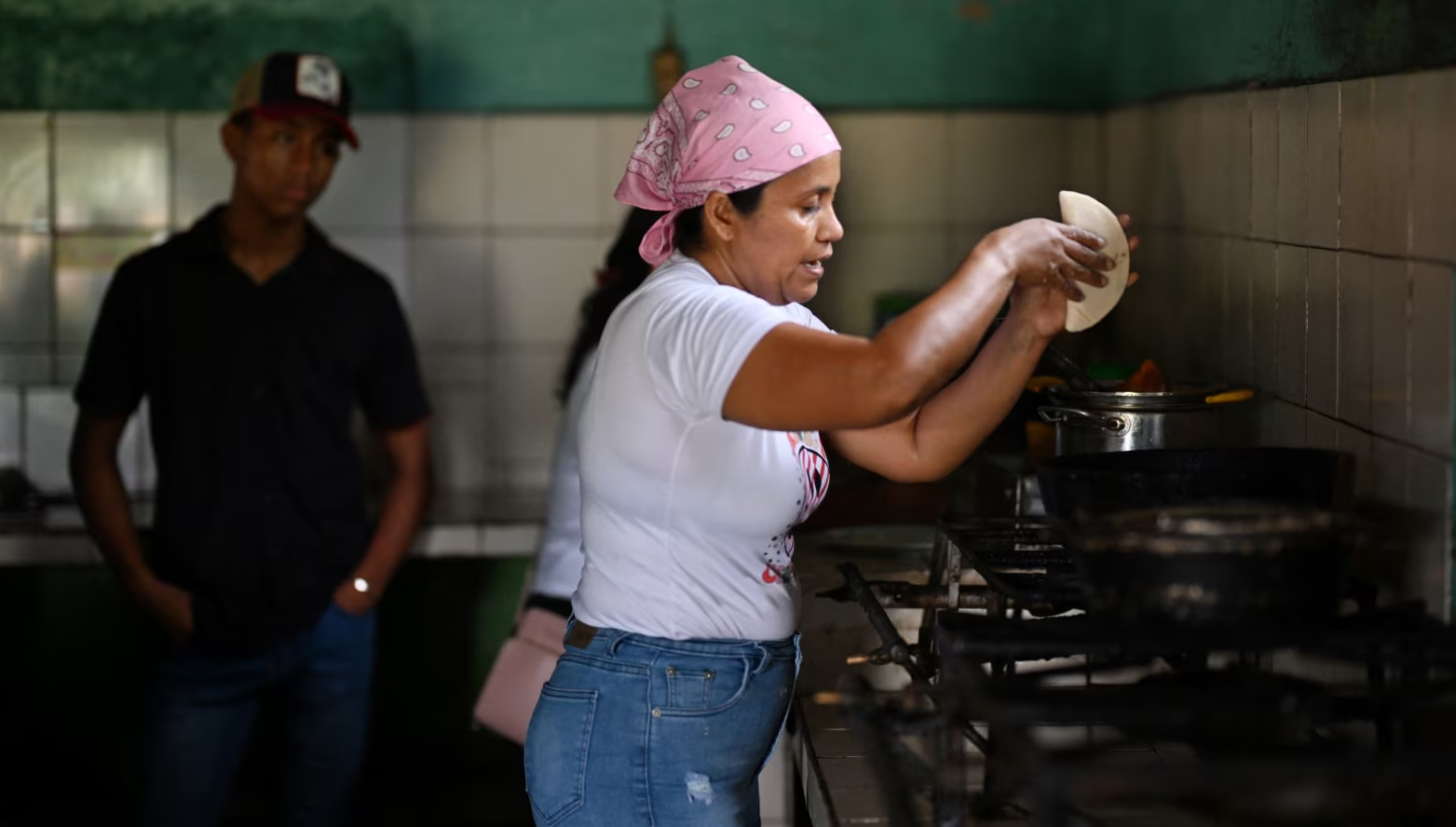 “Entra, así me cierren”: el efecto búmeran de castigar a quien hospede o alimente a opositores en Venezuela