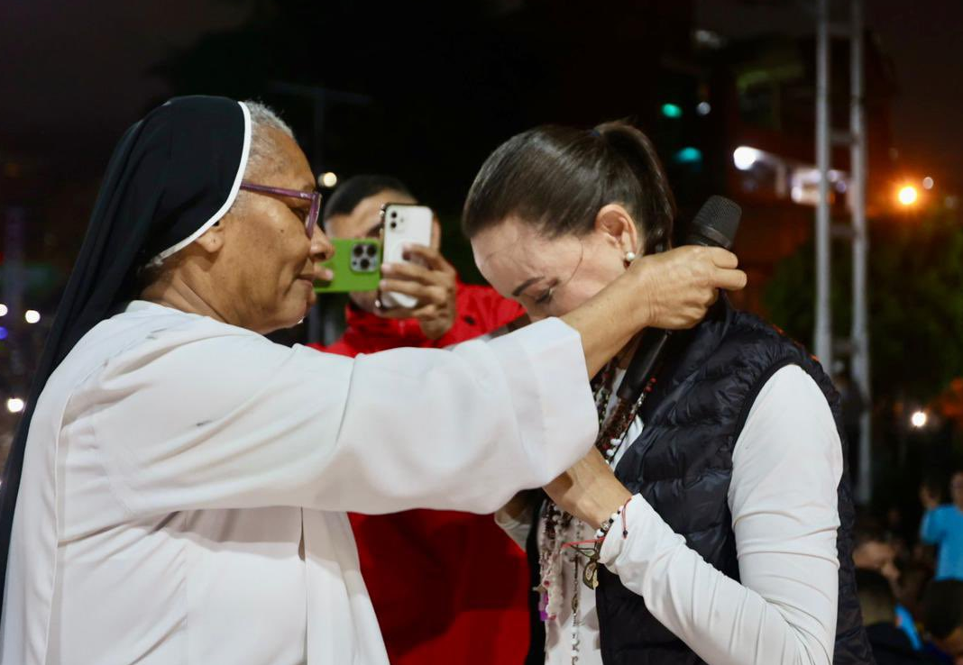 VIDEO: venerable monja subió a la tarima de María Corina Machado para hacer algo inolvidable