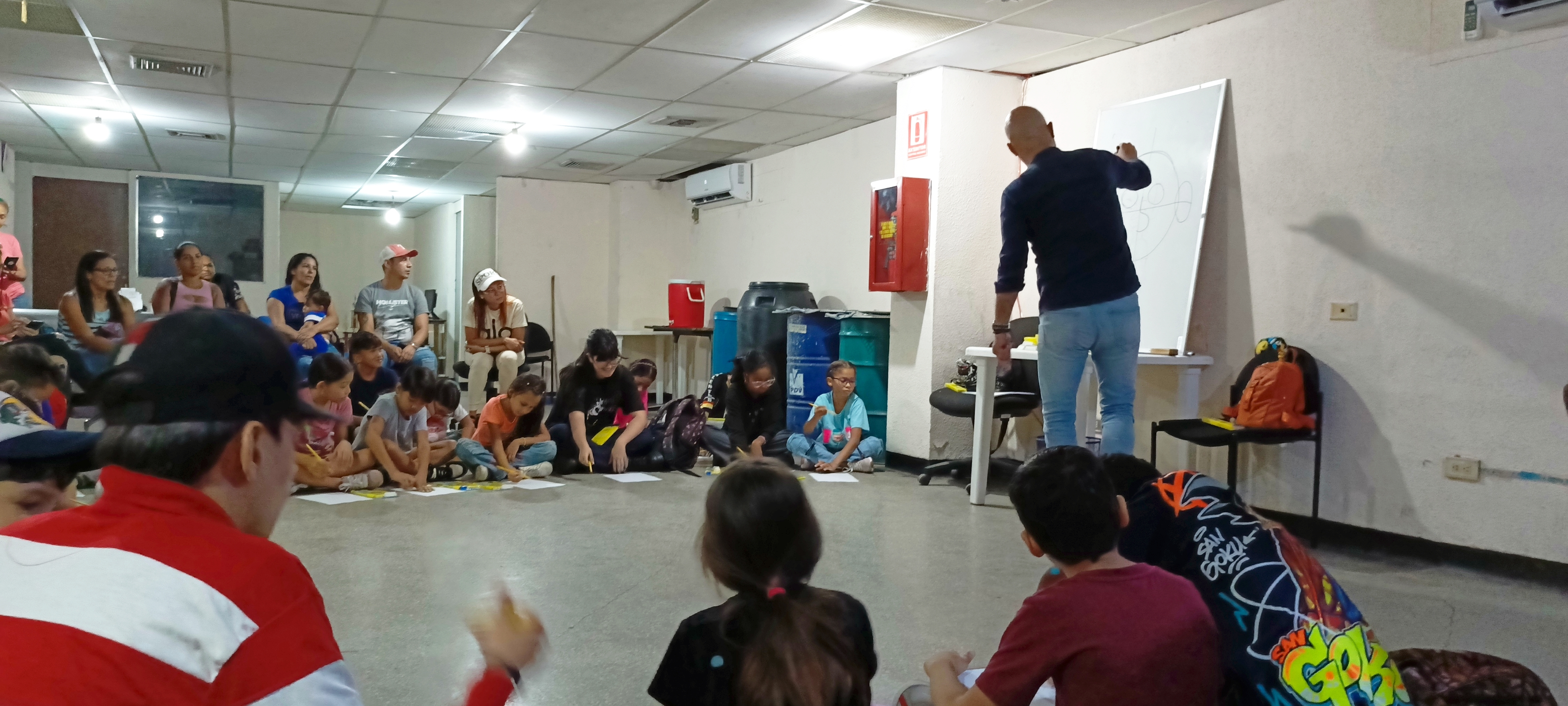 Pinilla impartió a más de 35 niños de Guarenas un nuevo taller gratuito de caricaturas de la Operación Dibujando Alegría