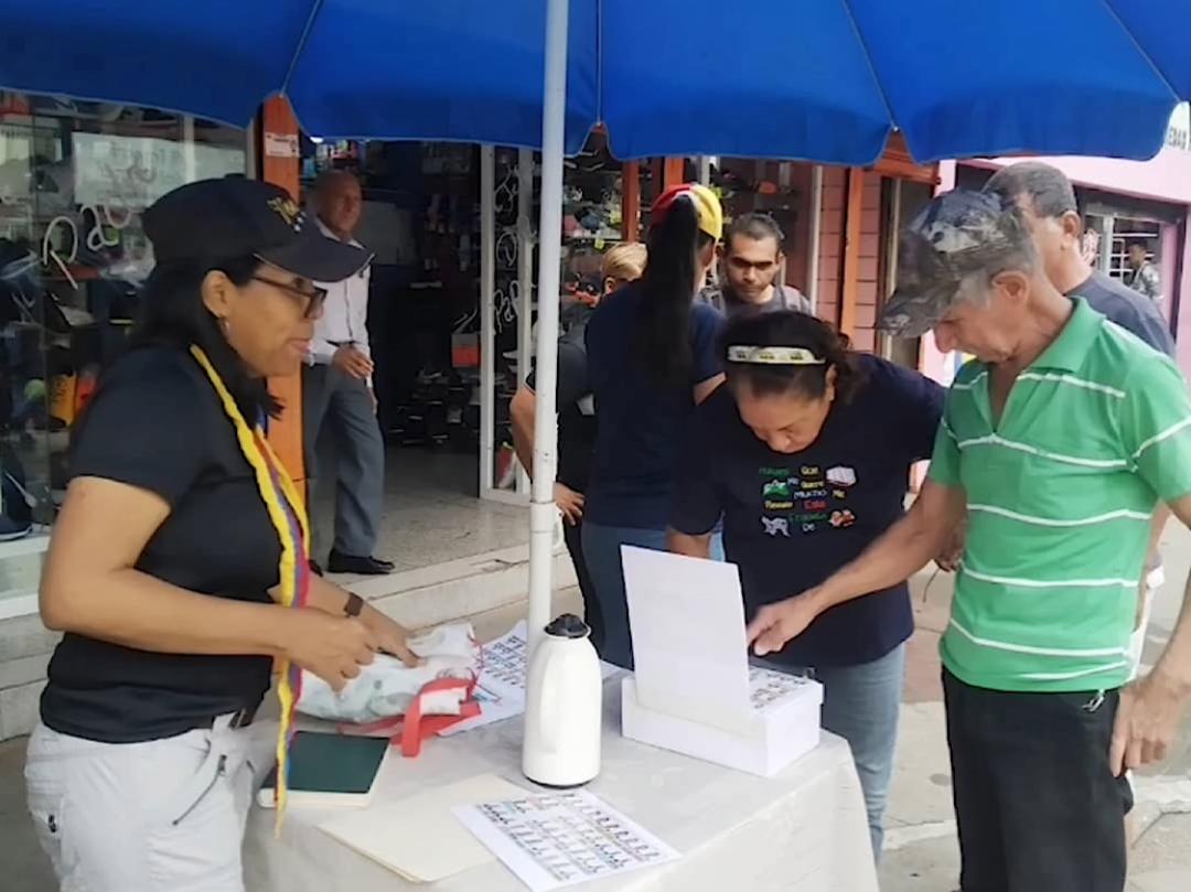 Instalan Punto Azul para promover el voto por Edmundo González en la capital de Guárico