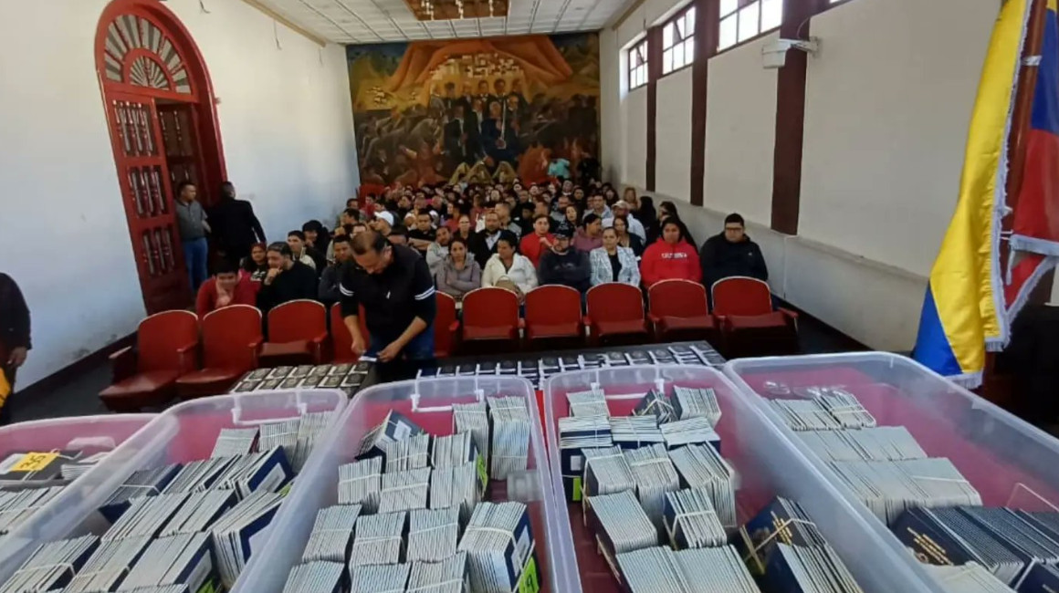 Cientos de venezolanos retiran sus pasaportes, represados por el cierre de los consulados en Ecuador