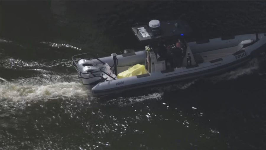 Mujer fue hallada muerta cubierta con una lona en bote de la policía en Florida