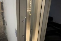 “Esto es demasiado”: venezolana tuvo episodio de claustrofobia en un mini ascensor de París (VIDEO)