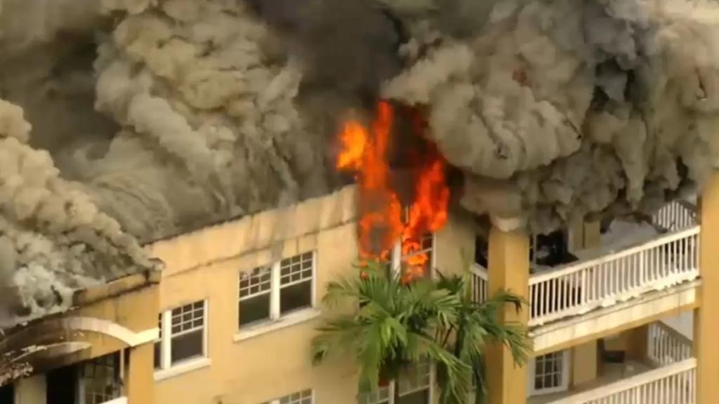 Bomberos hallan a una persona baleada mientras luchan contra devastador incendio en edificio de Miami