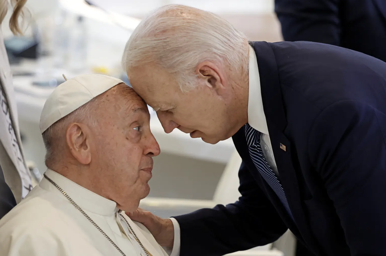 Biden sorprende al papa Francisco con un gesto frente a frente en la cumbre del G7 (Video)