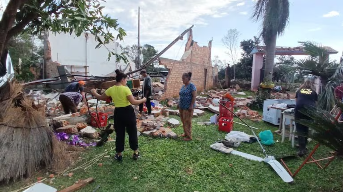 Desastre en Paraguay: un inusual tornado causa destrozos y arrasa con 30 casas