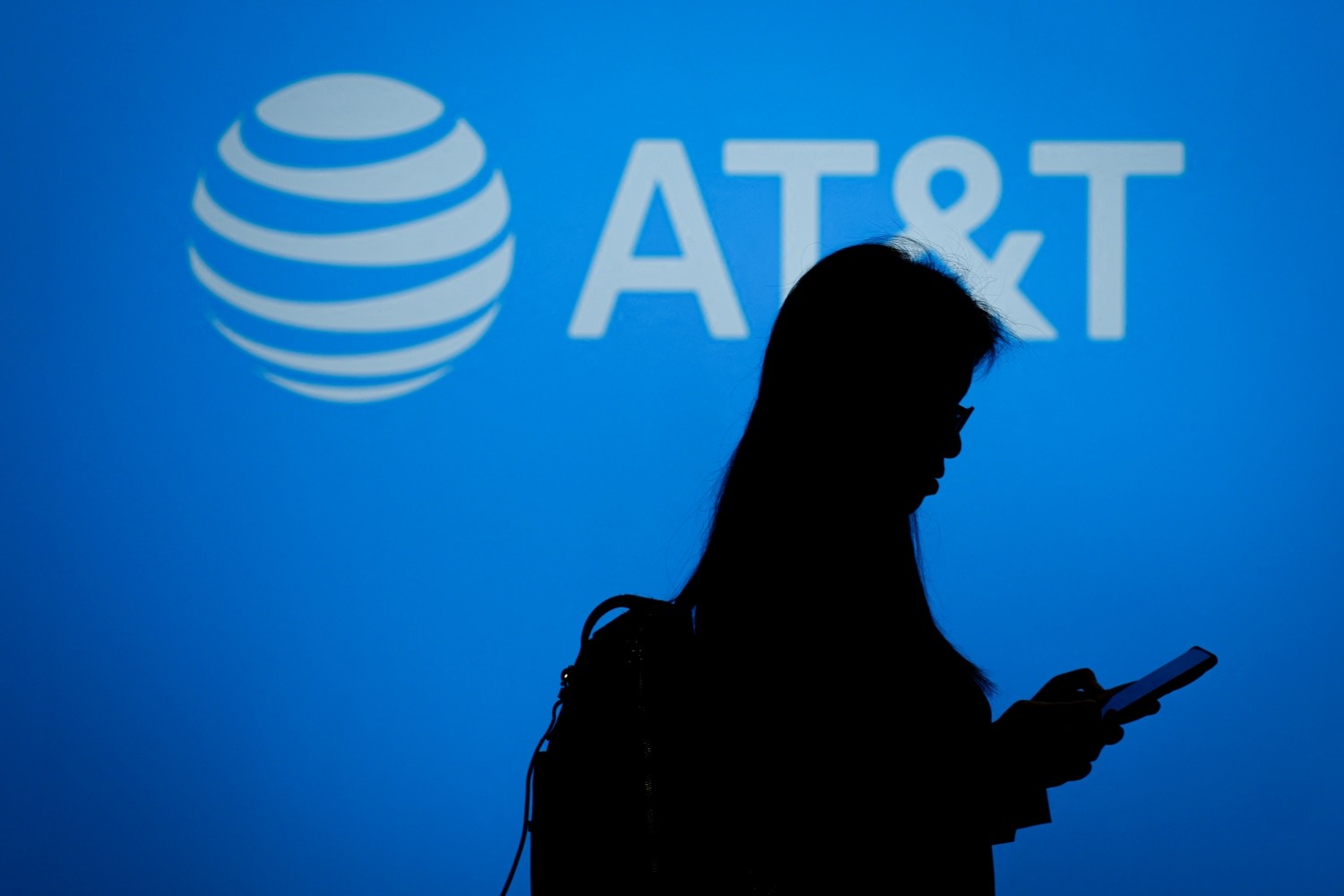 AT&T afirmó que hackers robaron registros de llamadas y mensajes de texto de casi todos los clientes