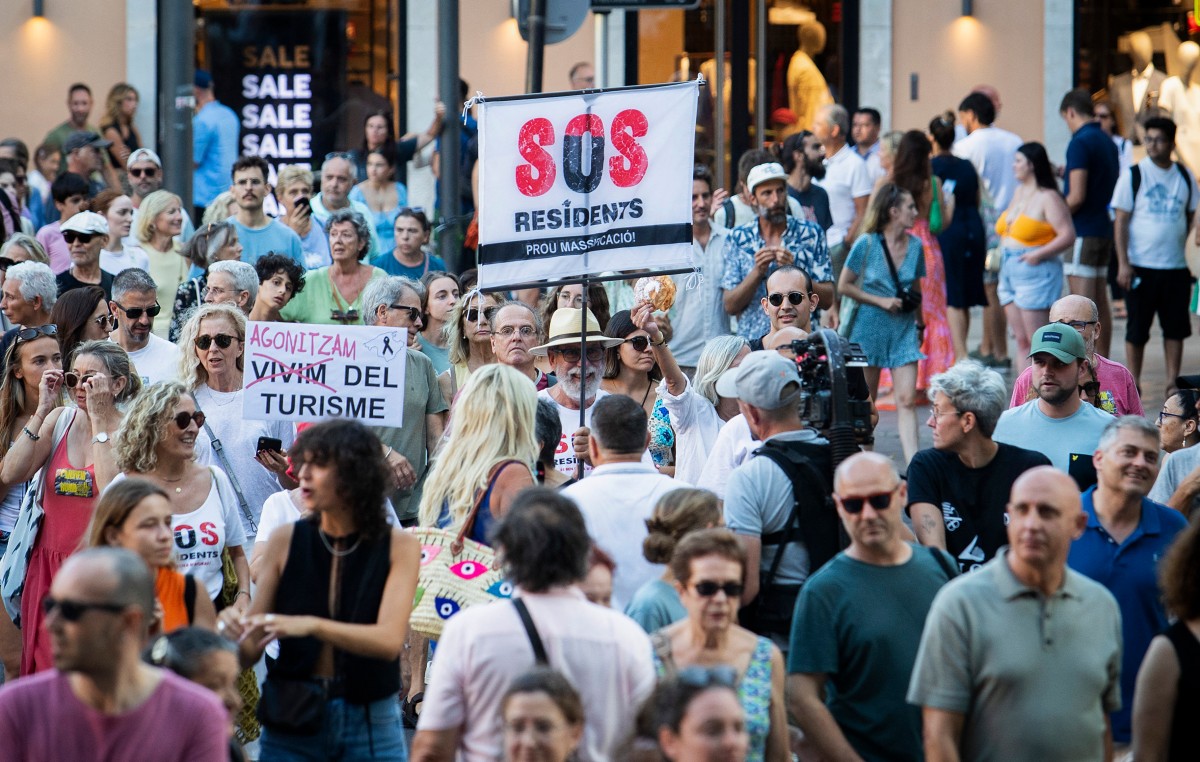Decenas de miles protestaron en la isla española de Mallorca contra el turismo excesivo