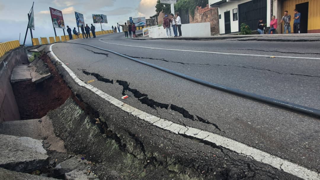 Colapsó tramo de la vía principal hacia la frontera de Táchira