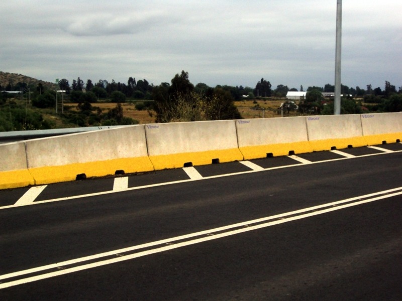 La importancia de las barreras viales de hormigón en la seguridad de carreteras y ciudades