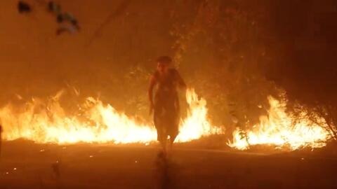 El increíble VIDEO de una mujer caminando entre las llamas durante incendio forestal en California