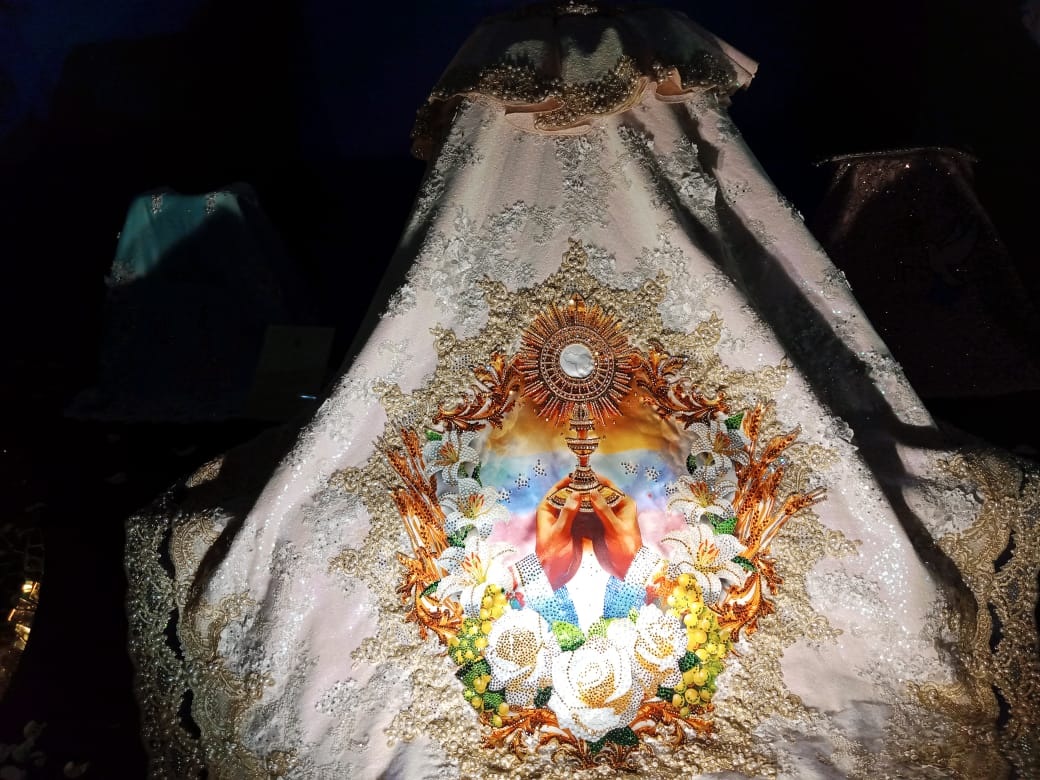 Develan y bendicen los mantos que utilizará la Virgen Chiquinquirá en las fiestas patronales