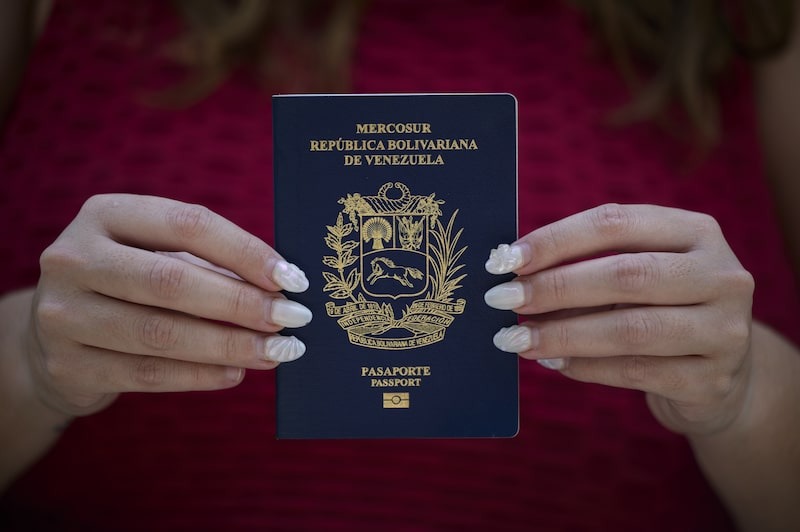 Bloomberg: Pasaportes vencidos y falta de soluciones mantienen a venezolanos en el extranjero atrapados en tierra de nadie